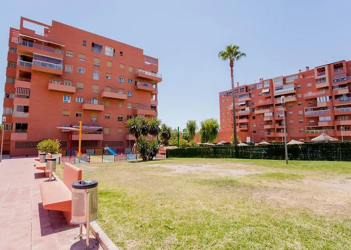 Sunstay Teatinos Flat Iii Malaga, Metro, Free Parking & Pool * Málaga